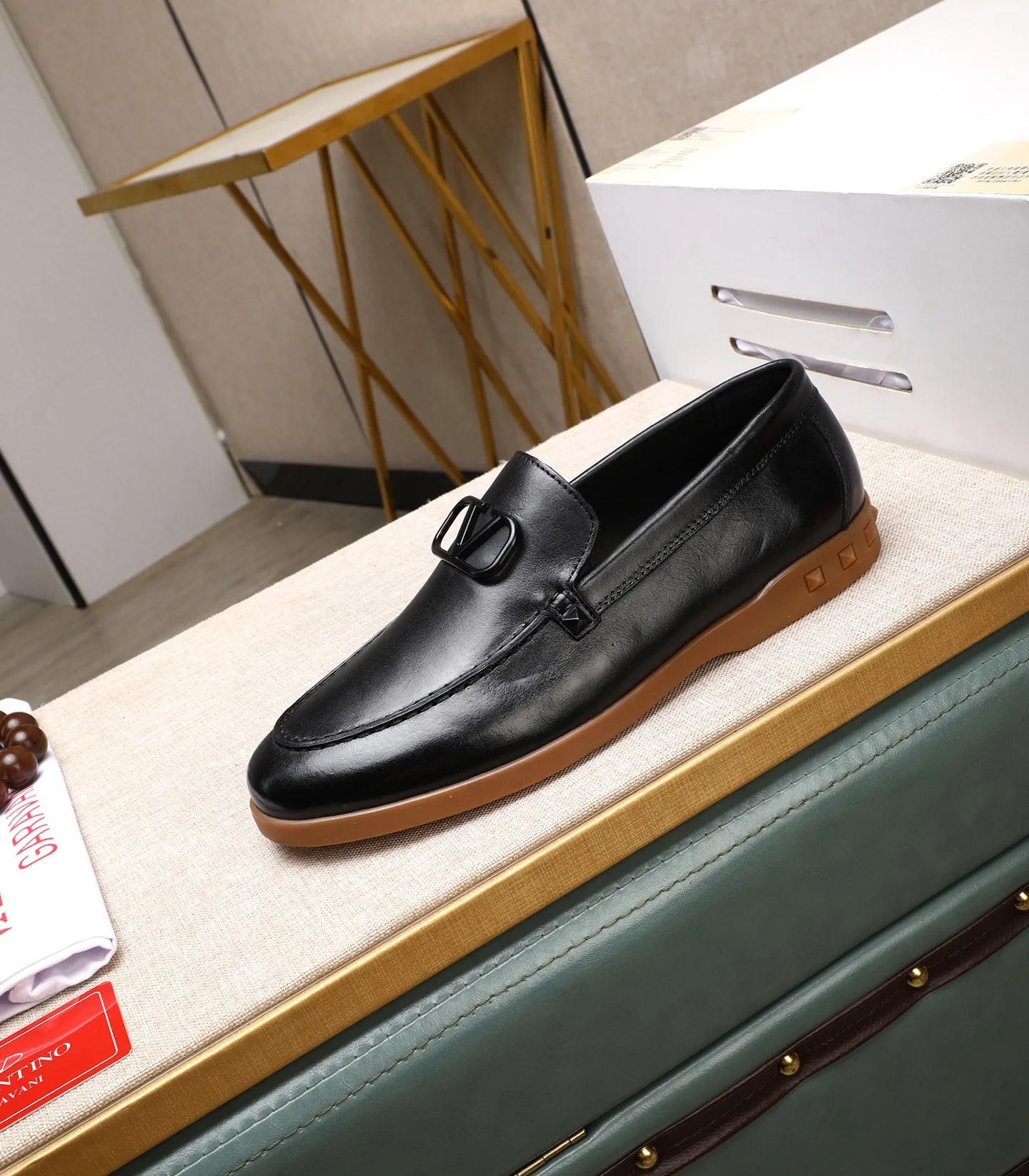 Men's shoes 💰520 [Valentino-Valentino] High-quality boutique men's shoes. The same style as the celebrities, original and authentic.✅ Made of imported cowhide + original apricot cowhide lining. The French luxury model is priced at 14,080 Swiss francs. It is also a Paris Fashion Week catwalk model. A brand can be deeply rooted in your heart, and a pair of shoes can make you linger. What you wear is not only noble, but also an aura. 👻Standard 38-45